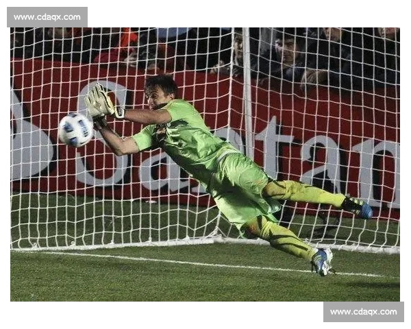 乌拉圭传奇门神穆斯莱拉加盟大学生队 阿根廷豪门敲定三年长约